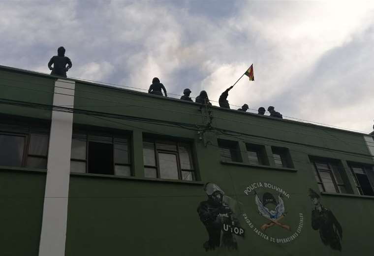 Un grupo de policías se amotina en un cuartel de una ciudad boliviana