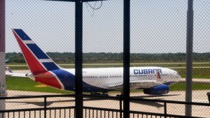 Primer grupo de médicos cubanos llega a La Habana evacuado desde Bolivia