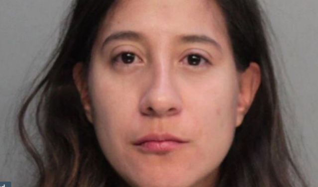 Esperanza Gómez ha sido acusada de asalto con un arma mortal y una batería (Imagen: Correcciones y rehabilitación del condado de Miami Dade)