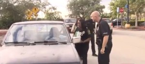 La policía de Miami Gardens sorprendió a los conductores al regalarles pavos