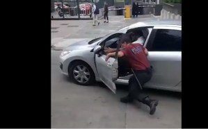 Conductor atropelló a un policía que le pidió detenerse y se dio a la fuga (VIDEO)