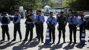 ¿Humillación? Así ponen a tragar GAS del bueno a los policías en Honduras (VIDEO)