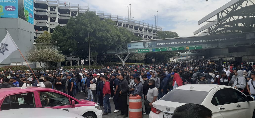 Policías de México aprovechan llegada de Evo para protestar en el aeropuerto (fotos)