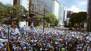 Con pitos, pancartas y banderas venezolanos toman la calle ante el llamado de #TodaVzlaDespierta
