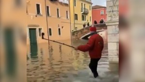 VIRAL: Santa Claus caminaba relajado por una calle inundada en Venecia… pero terminó MAL (VIDEO)