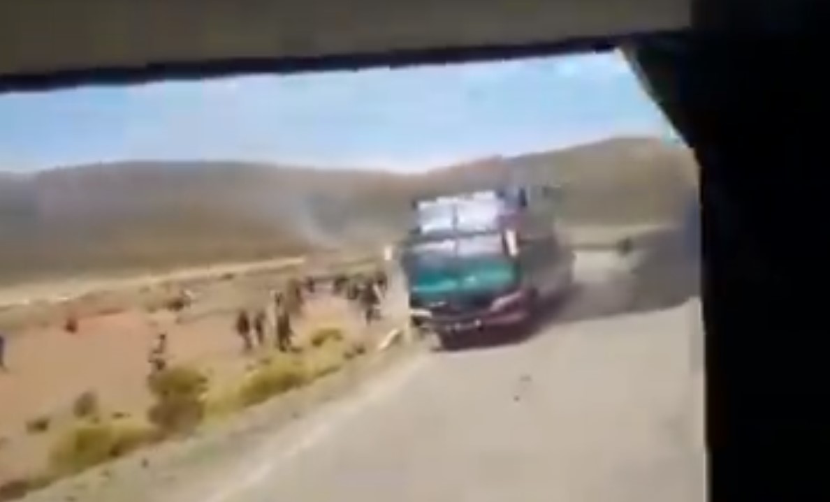 Al menos tres heridos en emboscada en Bolivia contra autobuses con opositores a Evo Morales (VIDEO)