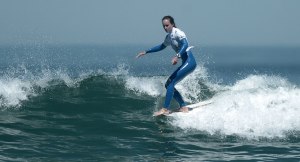 Esta surfista domó una GIGANTESCA ola y podría imponer un nuevo récord (VIDEO)