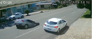 ¡Se lo tragó la tierra! Un carro cayó directo a un hoyo en plena vía de Brasil (VIDEO VIRAL)