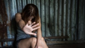 Secuestró, violó y embarazó a su hija adolescente en Barinas
