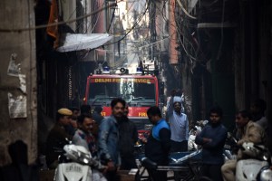 Al menos 43 muertos en el incendio de una fábrica en Nueva Delhi
