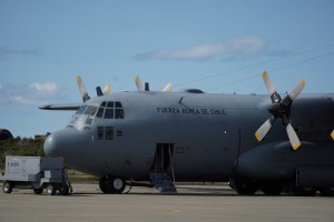 Restos del avión militar chileno siniestrado llega a Punta Arenas
