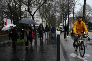 La huelga de transporte continúa en Francia y amenaza con paralizar el país en Navidad