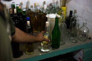 Del whisky al cocuy: La crisis cambia el brindis de los venezolanos
