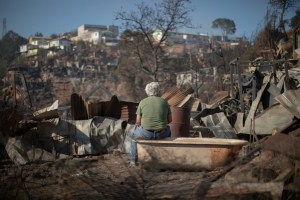 Unas 150 casas destruidas por voraz incendio que continúa activo en Chile
