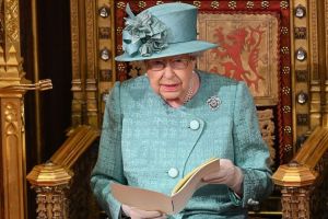 Misterio VIRAL: ¿Puedes definir de qué color es el nuevo abrigo de la reina Isabel II?