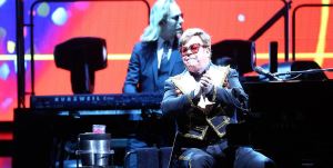 Elton Jhon llamó “imbéciles” a la seguridad de su concierto al defender a una mujer del público (Video)