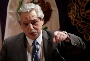 Pompeo afirmó que Alberto Fernández puede colaborar con el retorno democrático en Venezuela