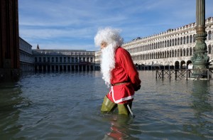 El agua vuelve a subir en Venecia y alcanza los 144 centímetros
