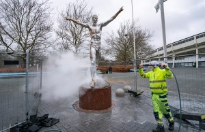 ¡No perdonan la estatua de Ibrahimovic! Se llevaron su nariz y los dedos del pie (Fotos)