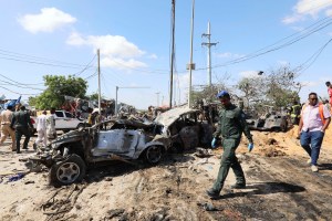 Al menos 61 muertos y 50 heridos al explotar un carro bomba en Somalia (VIDEO)
