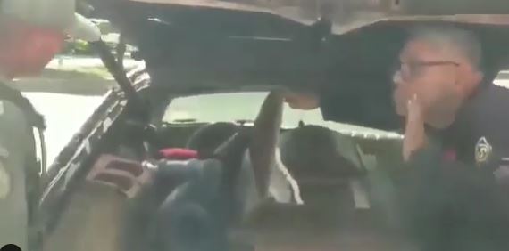 Crisis de combustible obligó a un chófer a llenar el tanque con un ataúd en el carro fúnebre (Video)