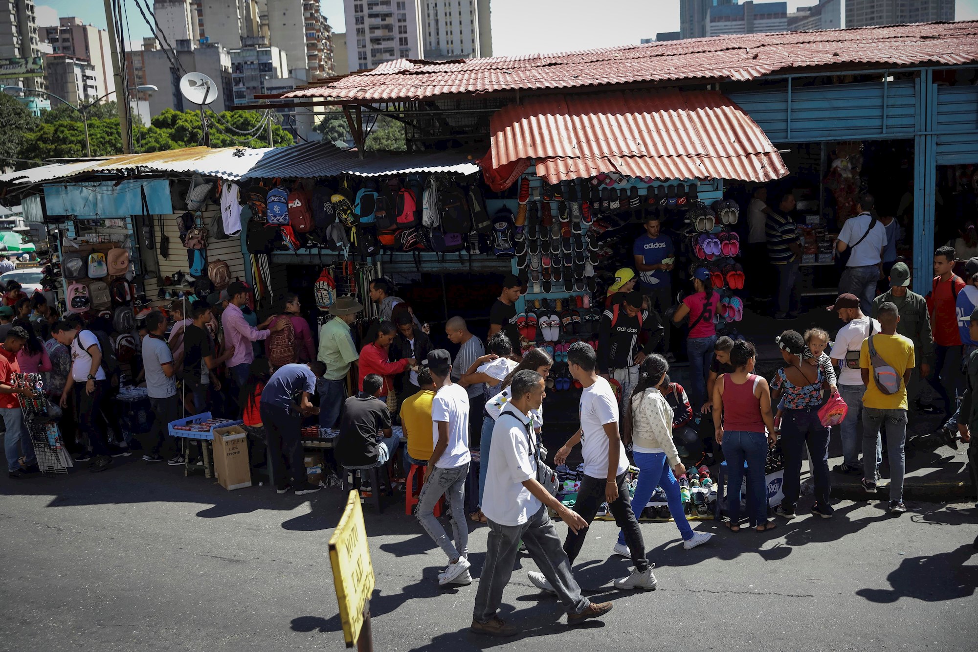 En riesgo sustento de familias en Venezuela por caída de remesas (Video)