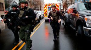 Confirmaron que al menos un policía y seis civiles fallecieron tras el tiroteo en Nueva Jersey