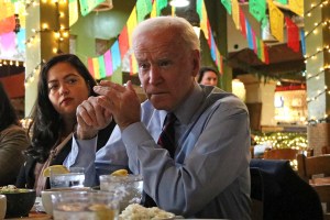 Biden se reúne con latinos en EEUU y dice que sabe lo que es ser humillado