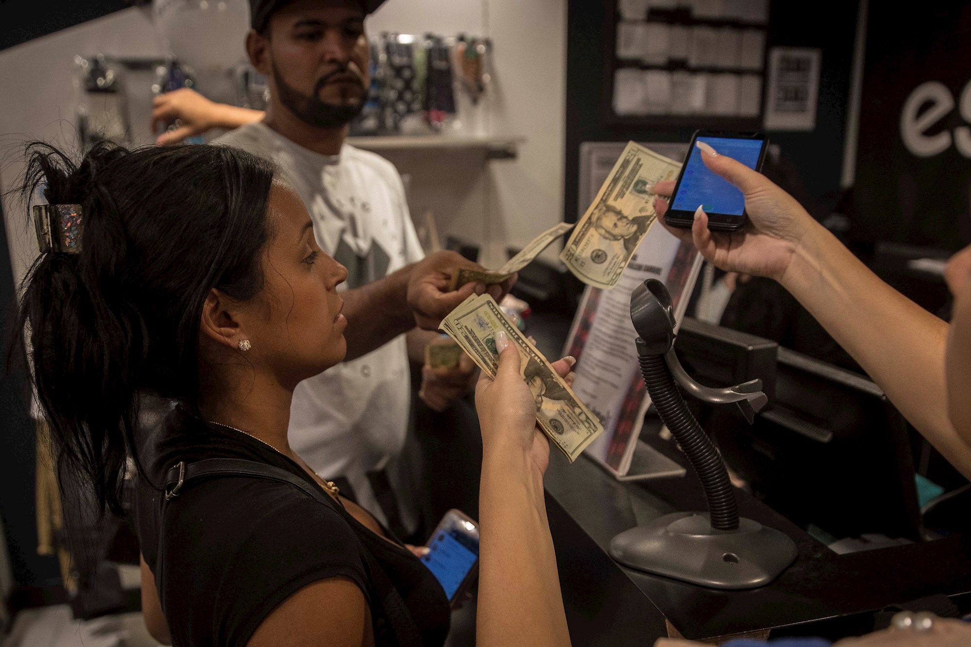 En Venezuela lo raro es pagar con bolívares ante el avance del dólar