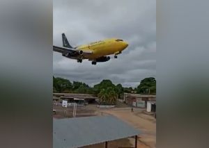 Aviones en Ciudad Bolívar pasan demasiado cerca de las viviendas al momento de aterrizar (video)