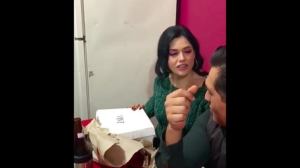 “¿Quién es Zara?”: Su novio le hizo un regalo y se activaron los celos (VIDEO)