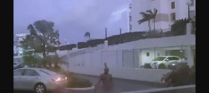 Solo en Florida: Sujeto totalmente desnudo se robó un coche y se generó una persecución policial que terminó en tiroteo