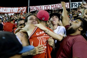 Fanáticos del Caracas FC olvidan la crisis política de Venezuela cuando juega su equipo
