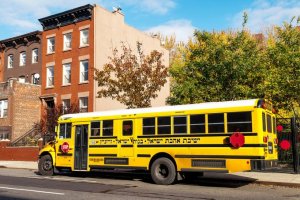 Niña recibe $43 millones tras ser golpeada por bus escolar en Brooklyn
