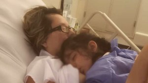 Mujer en estado vegetativo despertó al oír a su hija pedirle que la amamantara 