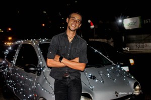 Luis Escalante, el joven que pasea su carro con luces navideñas como acto de rebeldía