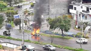 Reportan un vehículo incendiado en la avenida España de San Cristóbal #9Dic (fotos)