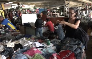 Venezolanos de bajos ingresos recurren a ventas de garaje en Navidad (Video)