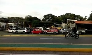 Así amaneció la MEGA COLA de usuarios para surtir gasolina en Caracas #11Dic (Video)