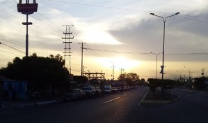 Así amaneció la gigantesca cola en Ciudad Ojeda para surtir gasolina #28Dic (Foto)