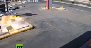Video: Fuerte explosión levanta el suelo en una gasolinera en Arabia Saudita