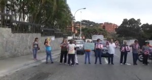 Vecinos de Las Minas de Baruta protestan porque tienen dos semanas sin agua #16Dic (Video)