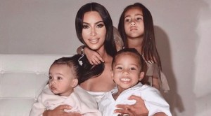 Por esta razón Kim Kardashian editó a su hija en la postal navideña de su familia