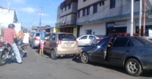 Largas colas en estaciones de gasolina en Sucre colapsan las calles #27Dic (Foto)