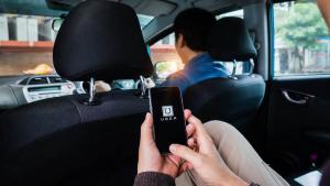 Conductor de Uber encuentra a su esposa escondida en su vehículo para espiarlo
