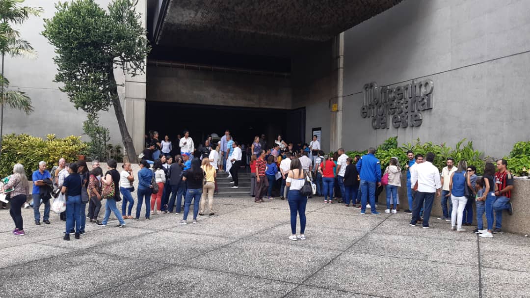 Venezolanos hacen largas colas en el consulado de República Dominicana para solicitar visa #12Dic