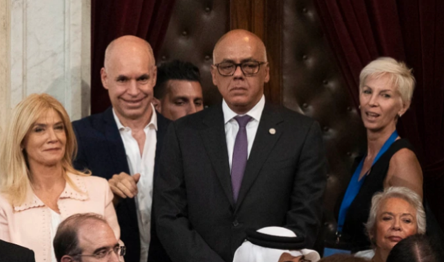 El ministro chavista Jorge Jesús Rodríguez Gómez, de pie en el centro de la imagen rodeado de funcionarios argentinos en el Congreso de la Nación (Adrián Escandar)