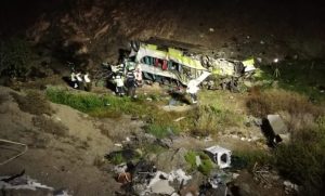 Al menos 20 fallecidos al caer un autobús por un barranco en Chile