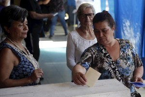 Chilenos se expresan en las urnas sobre nueva Constitución