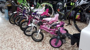 El programa Wheels for Kids regala casi 100 bicicletas a los niños de Orlando